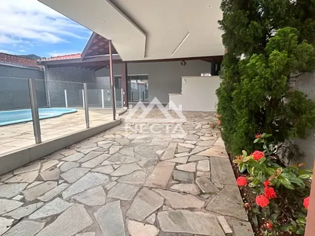 Casa com 320m² 4 quartos e 3 banheiros, à venda, no bairro Martim de Sá em Caraguatatuba