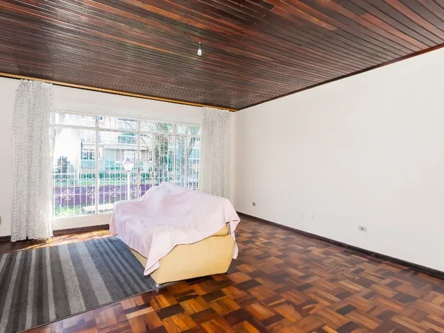 Casa com 396m² 5 quartos e 1 banheiro, à venda, no bairro Guabirotuba em Curitiba