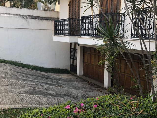 Casa com 600m² 3 quartos e 3 banheiros, à venda, no bairro Vila Inah em São Paulo