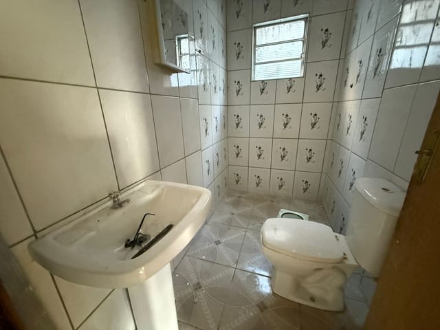 Casa com 300m² 1 quarto e 1 banheiro, à venda, no bairro Jardim Eloyna em Pindamonhangaba