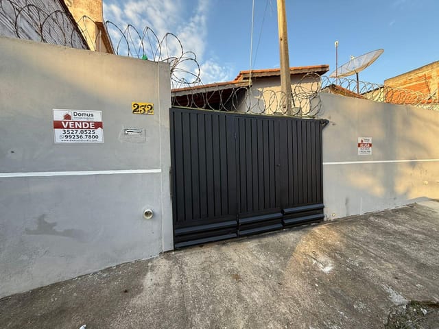 Casa com 300m² 1 quarto e 1 banheiro, à venda, no bairro Jardim Eloyna em Pindamonhangaba