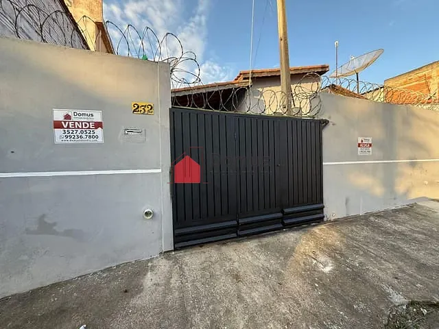 Casa com 300m² 1 quarto e 1 banheiro, à venda, no bairro Jardim Eloyna em Pindamonhangaba