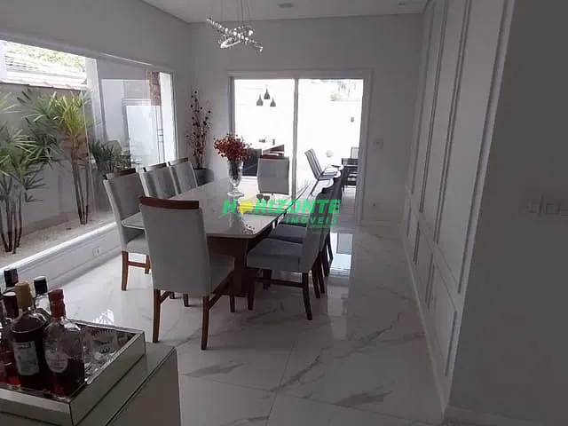 Casa com 260m² 3 quartos e 5 banheiros, à venda, no bairro Urbanova em São José dos Campos