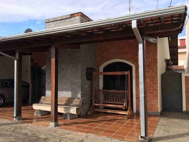 Casa com 326m² 3 quartos e 3 banheiros, à venda, no bairro Vila Bourghese em Pindamonhangaba