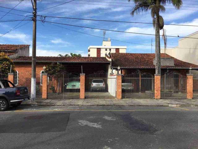 Casa com 326m² 3 quartos e 3 banheiros, à venda, no bairro Vila Bourghese em Pindamonhangaba