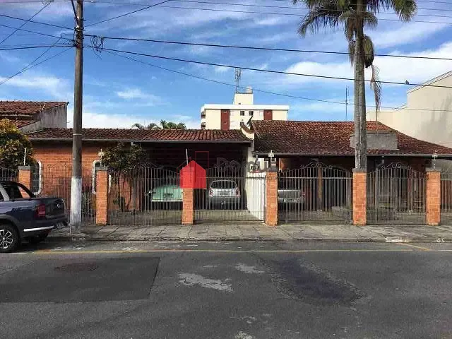 Casa com 326m² 3 quartos e 3 banheiros, à venda, no bairro Vila Bourghese em Pindamonhangaba