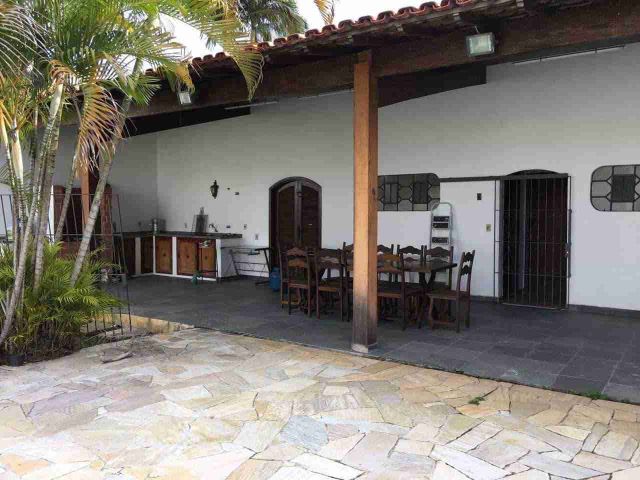 Casa com 326m² 2 quartos e 2 banheiros, à venda, no bairro Vila Bourghese em Pindamonhangaba