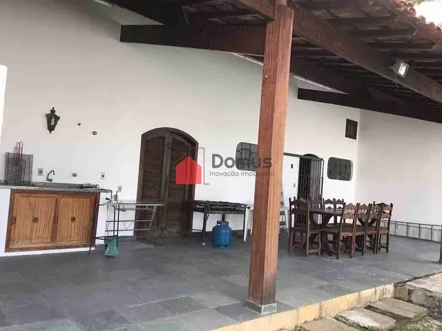 Casa com 326m² 2 quartos e 2 banheiros, à venda, no bairro Vila Bourghese em Pindamonhangaba
