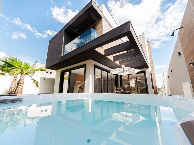 Casa com 290m² 3 quartos e 5 banheiros, à venda, no bairro Santa Felicidade em Curitiba