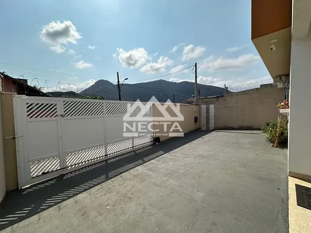 Casa com 300m² 3 quartos e 2 banheiros, à venda, no bairro Martim de Sá em Caraguatatuba