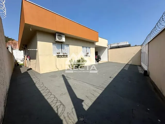 Casa com 300m² 3 quartos e 2 banheiros, à venda, no bairro Martim de Sá em Caraguatatuba
