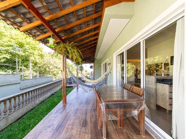 Casa com 320m² 4 quartos e 6 banheiros, à venda, no bairro São Braz em Curitiba