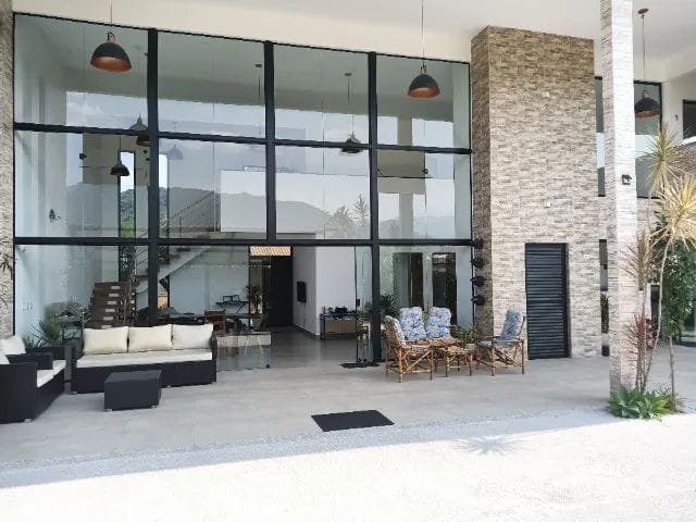 Casa com 500m² 4 quartos e 3 banheiros, à venda, no bairro Jardim Carolina em Ubatuba