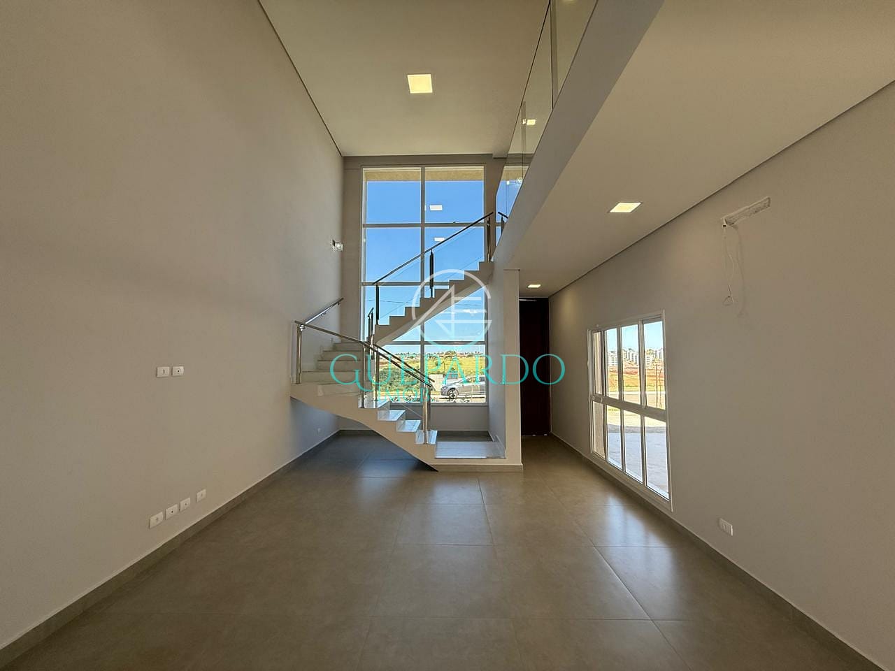 Casa à venda com 3 quartos, 206m² - Foto 1