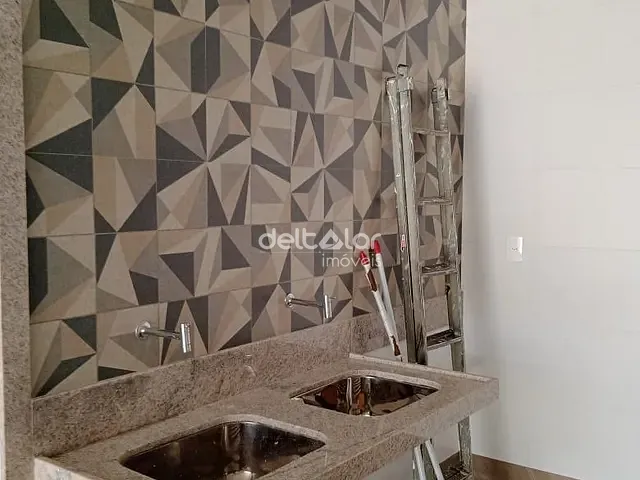 Casa com 220m² 3 quartos e 2 banheiros, à venda, no bairro Rio Branco em Belo Horizonte