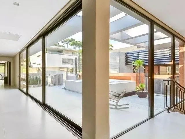 Casa com 658m² 4 quartos e 6 banheiros, à venda, no bairro Santa Felicidade em Curitiba