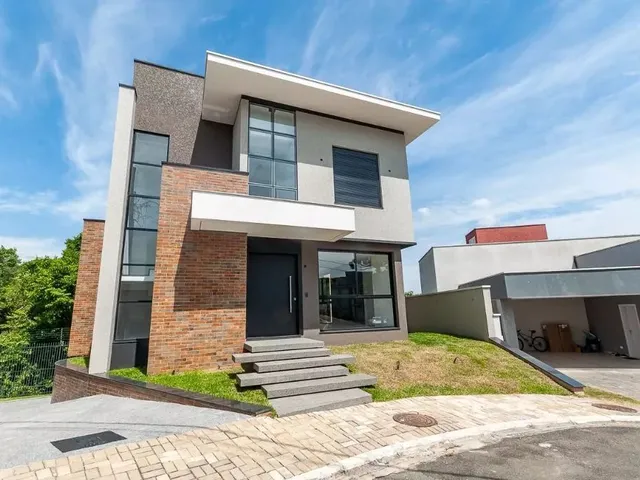 Casa com 704m² 3 quartos e 5 banheiros, à venda, no bairro Santa Felicidade em Curitiba