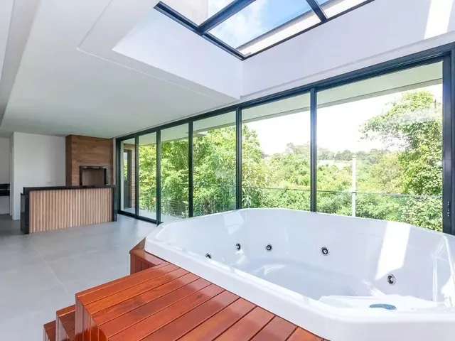 Casa com 704m² 3 quartos e 5 banheiros, à venda, no bairro Santa Felicidade em Curitiba