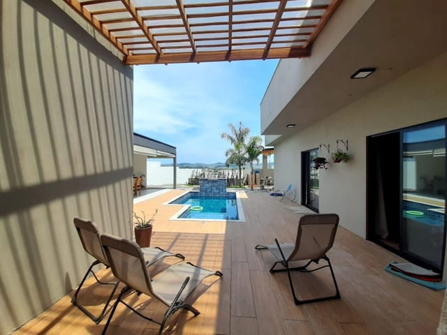 Casa com 881m² 4 quartos e 4 banheiros, à venda, no bairro Urbanova em São José dos Campos