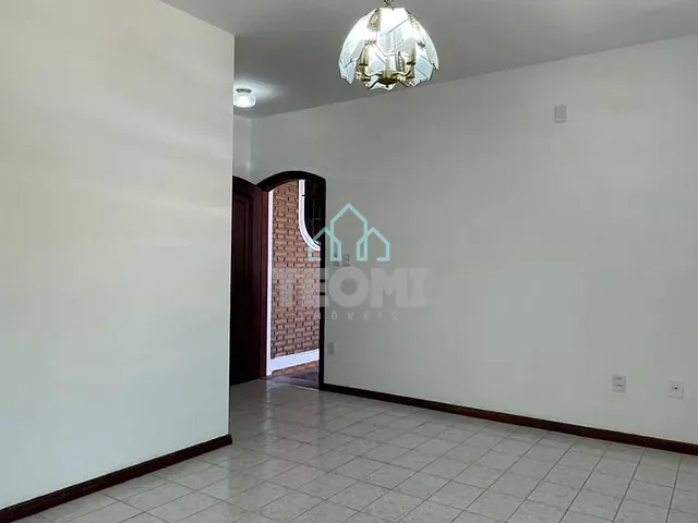 Casa com 300m² 3 quartos e 2 banheiros, à venda, no bairro Jardim Ana Emilia em Taubaté