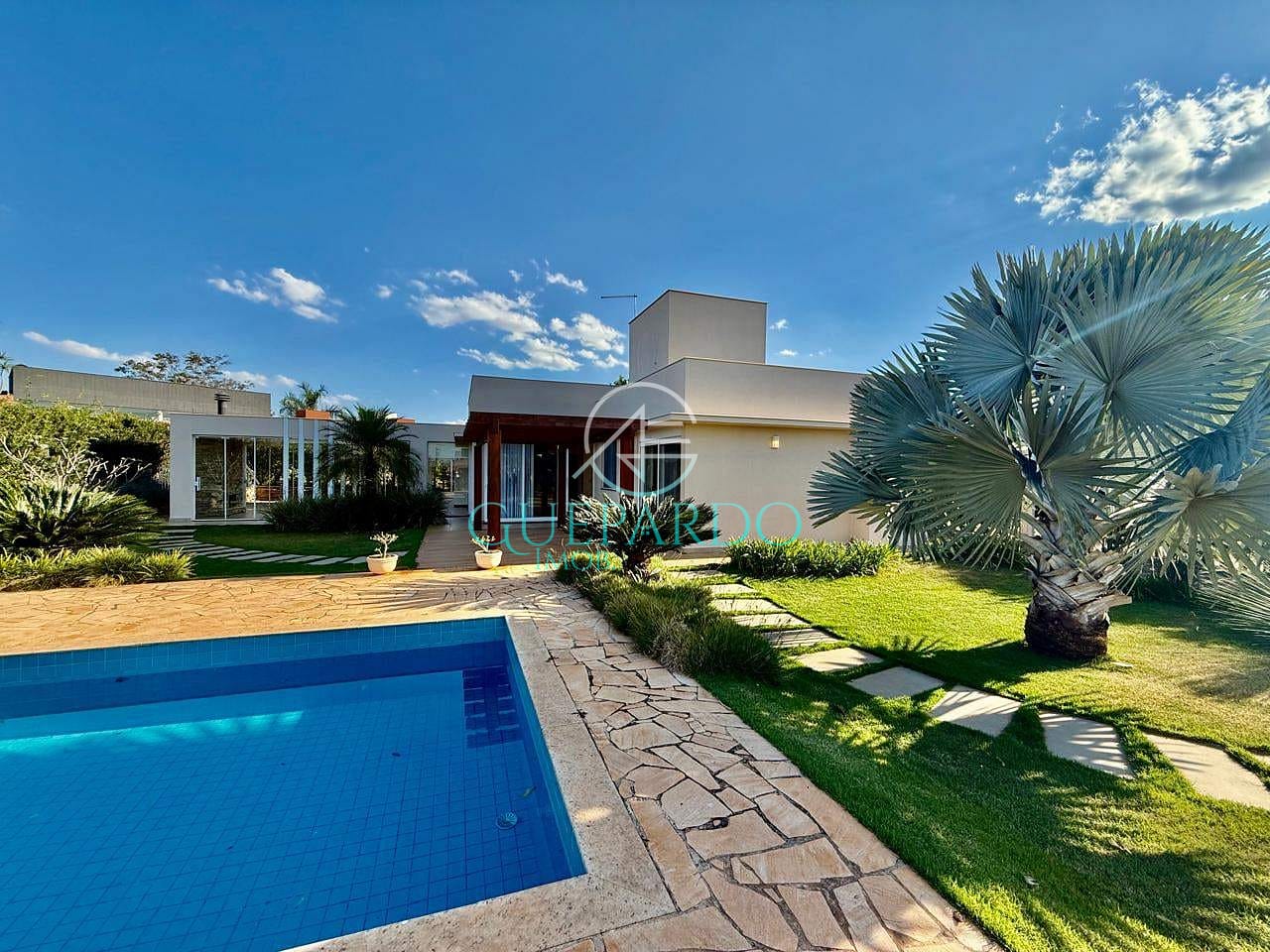 Casa à venda com 3 quartos, 213m² - Foto 2