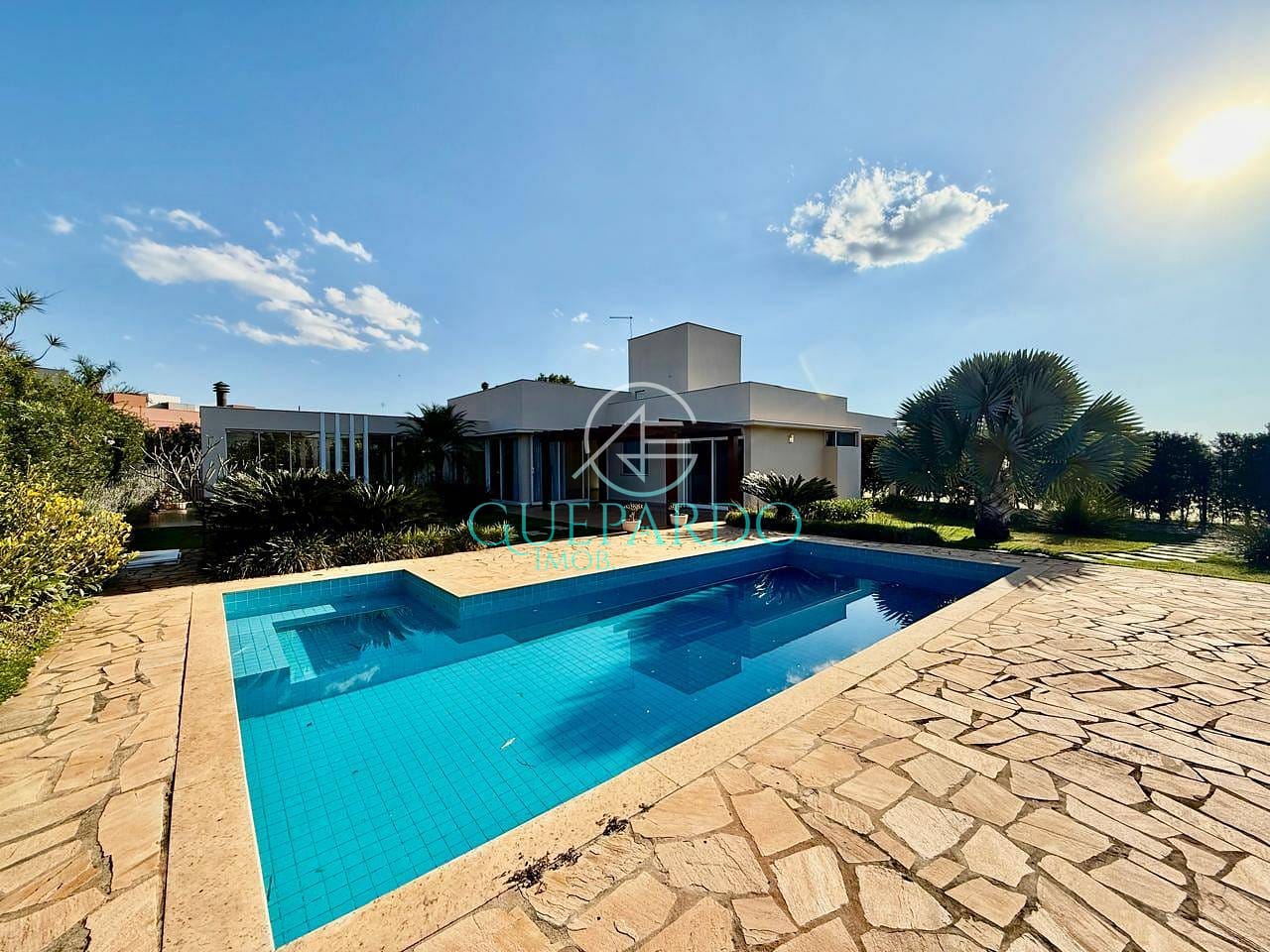 Casa à venda com 3 quartos, 213m² - Foto 1