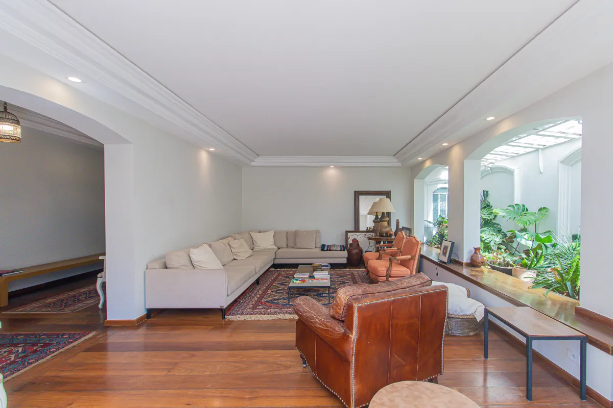 Casa para venda em Pacaembu com 4 quartos, sendo 4 suítes, 350m²