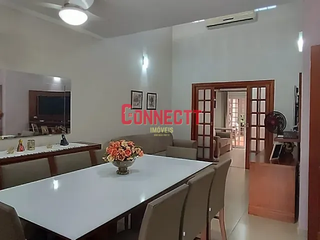 Casa com 288m² 3 quartos e 3 banheiros, para alugar, no bairro Centro em Ribeirão Preto