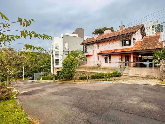 Casa com 601m² 4 quartos e 3 banheiros, à venda, no bairro Mossunguê em Curitiba