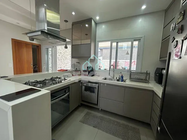 Casa com 300m² 3 quartos e 4 banheiros, à venda, no bairro Jardim Santa Tereza em Taubaté