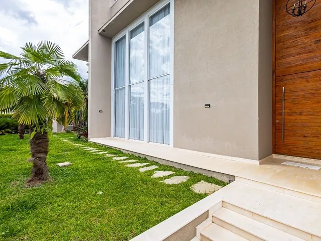 Casa com 658m² 4 quartos e 8 banheiros, à venda, no bairro Butiatuvinha em Curitiba