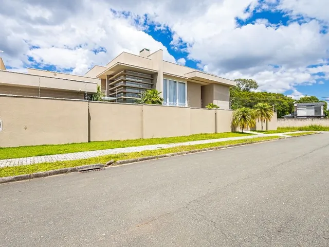 Casa com 658m² 4 quartos e 8 banheiros, à venda, no bairro Butiatuvinha em Curitiba