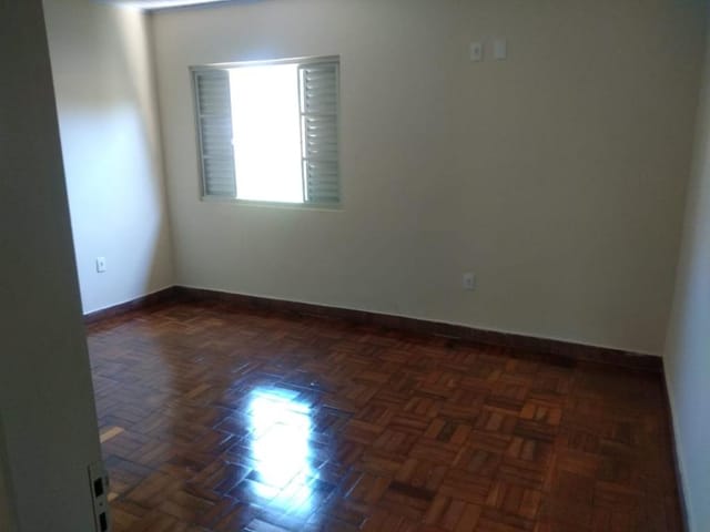 Casa com 700m² 4 quartos e 2 banheiros, à venda, no bairro Vila Santo Antônio em Cotia
