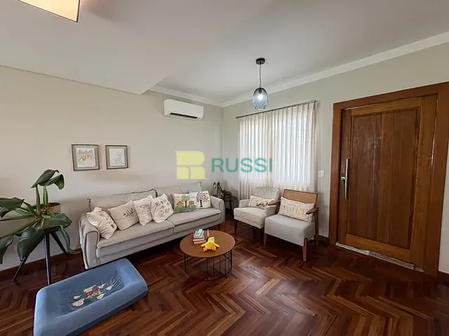 Casa com 388m² 4 quartos e 3 banheiros, à venda, no bairro Urbanova em São José dos Campos