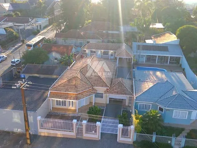 Casa 3 quartos e 4 banheiros, à venda, no bairro Jardim Carvalho em Ponta Grossa