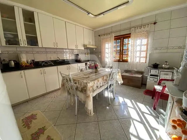 Casa 4 quartos e 3 banheiros, para alugar, no bairro Maria Goretti em Chapecó