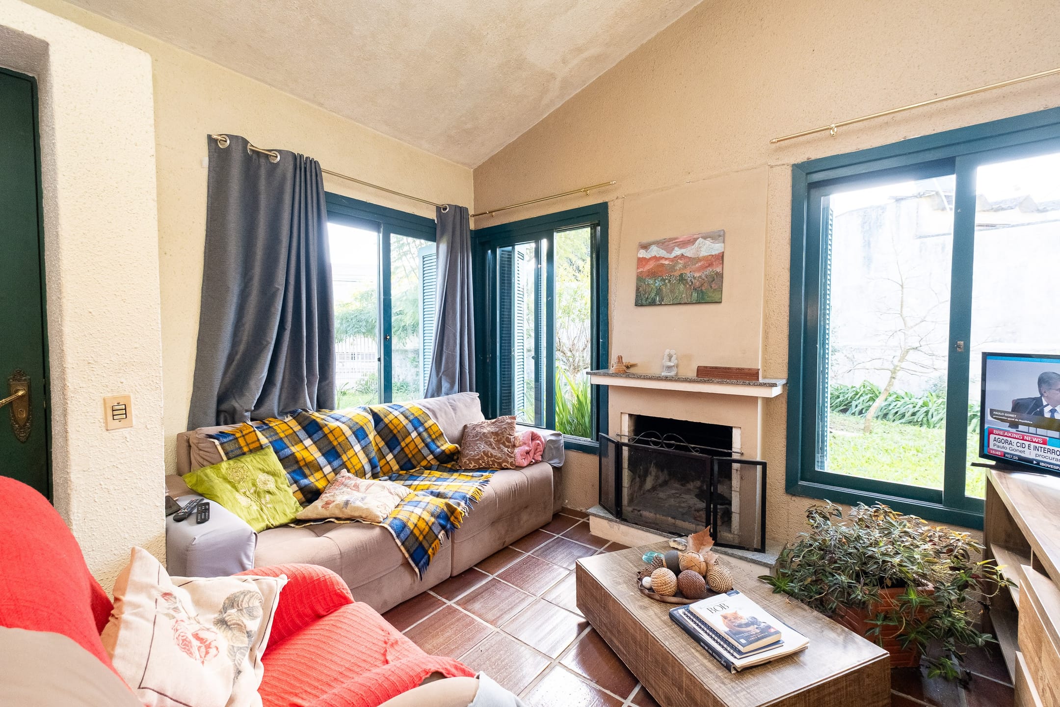 Casa à venda no Três Vendas, Pelotas – 3 quartos (sendo 1 suíte), área gourmet com churrasqueira, lareira, pátio e 4 vagas.
