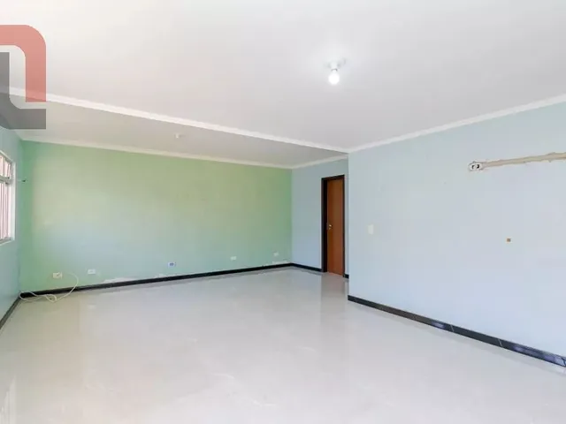 Casa com 184m², à venda, no bairro Capão Raso em Curitiba
