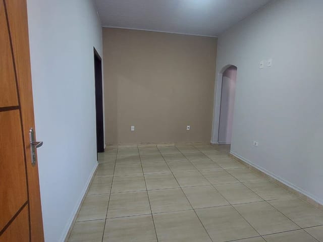 Aluga-se casa no Jardim Pau Preto por R$2.400