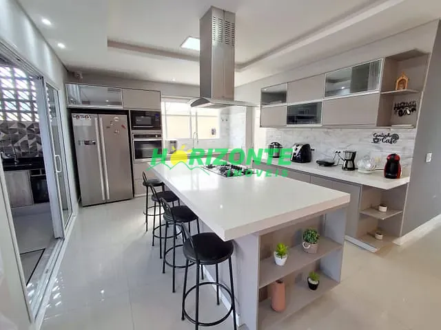 Casa com 287m² 4 quartos e 3 banheiros, à venda, no bairro Loteamento Floresta em São José dos Campos