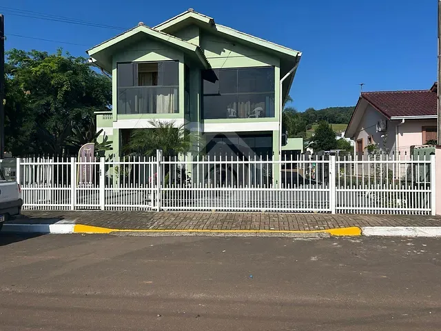 Casa 3 quartos e 4 banheiros, à venda, no bairro Centro em Westfalia