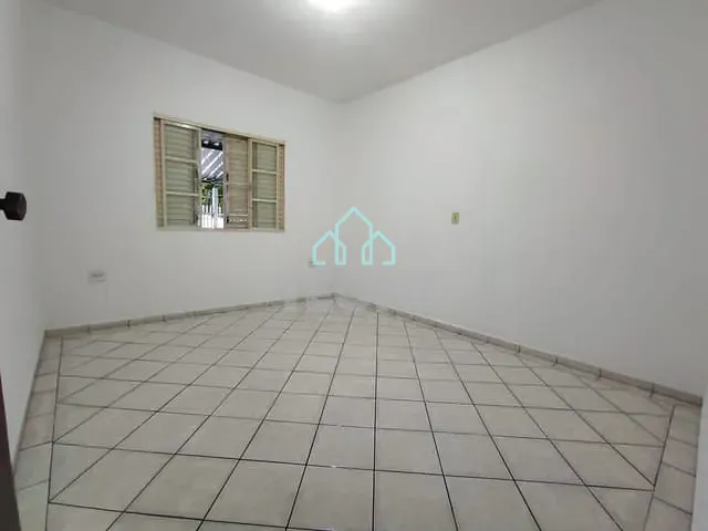 Casa 2 quartos e 1 banheiro, para alugar, no bairro Jardim Gurilândia em Taubaté