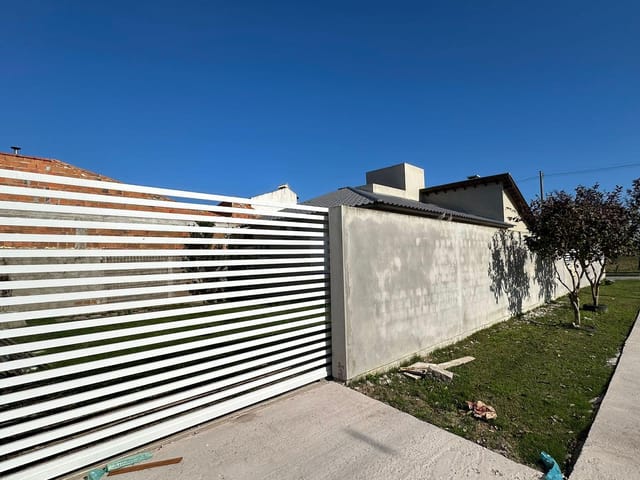 Casa 3 quartos e 2 banheiros, à venda, no bairro Laranjal em Pelotas