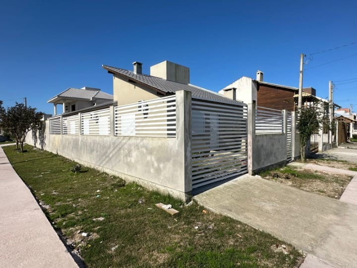 Casa para Venda em Laranjal, Pelotas, RS. 120m², 3 dormitórios (1 suíte), sala, varanda, churrasqueira, lareira. Piso em cerâmica
