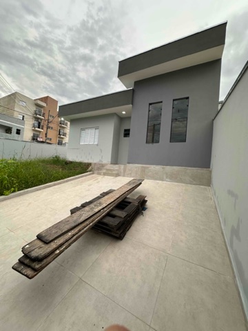 Casa 3 quartos e 2 banheiros, à venda, no bairro Loteamento Residencial e Comercial Flamboyant em Pindamonhangaba