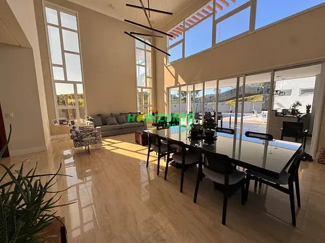 Casa com 750m² 4 quartos e 6 banheiros, à venda, no bairro Torrão de Ouro II em São José dos Campos
