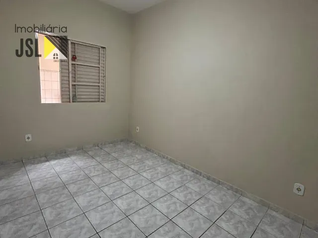 Casa 2 quartos e 2 banheiros, para alugar, no bairro Vila Santos em Caçapava