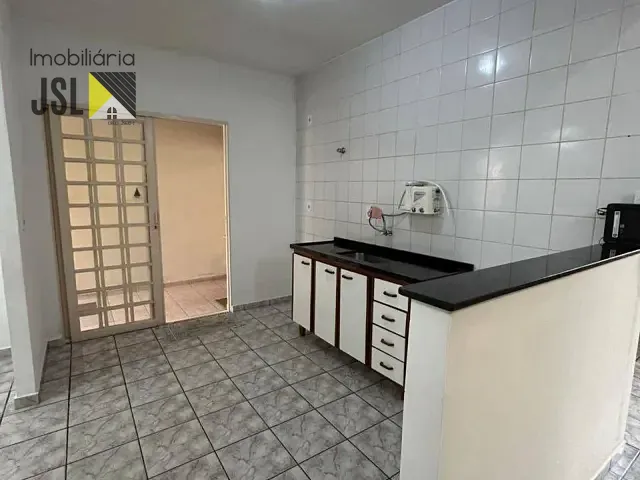 Casa 2 quartos e 2 banheiros, para alugar, no bairro Vila Santos em Caçapava