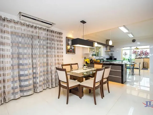 Casa com 217m² 4 quartos e 3 banheiros, à venda, no bairro Santa Cândida em Curitiba