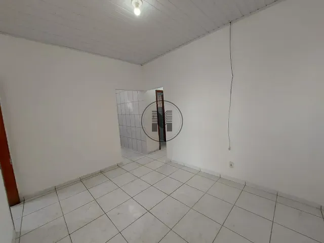 Casa 2 quartos e 1 banheiro, para alugar, no bairro São Benedito em Guaratinguetá